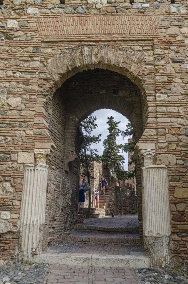 Málaga 096 - Alcazaba - puerta de Las Columnas.jpg